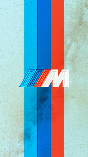 BMW M標誌在藍、紅、白條紋上，混凝土紋理背景