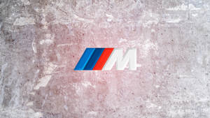 紋理混凝土牆上的BMW M標誌