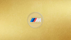 帶有紋理的金色背景上的 BMW M 標誌