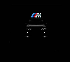 BMW M車剪影，黑暗中閃爍的車頭燈和標誌