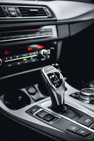 汽車變速桿和儀表板的特寫。 — 平治 C300 壁紙