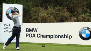 職業高爾夫球手在BMW PGA錦標賽中揮桿。 — 4K 高爾夫球場 壁紙