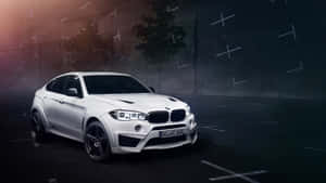 白色BMW X6M跑車夜間停放在燈光昏暗的城市停車場。 — 寶馬X6 M 壁紙