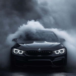 黑色BMW M4配備發光車頭燈，從濃密白煙中出現在黑暗環境中