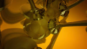 金色香檳杯在抽象構圖中反射溫暖光線。 — 引擎 壁紙