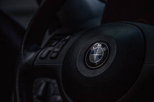 黑暗車廂內BMW軚盤的特寫。