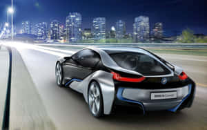 銀色BMW i8概念車在夜間穿過發光的城市。