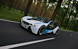 一輛白色和藍色的BMW i8概念車在森林中奔馳。