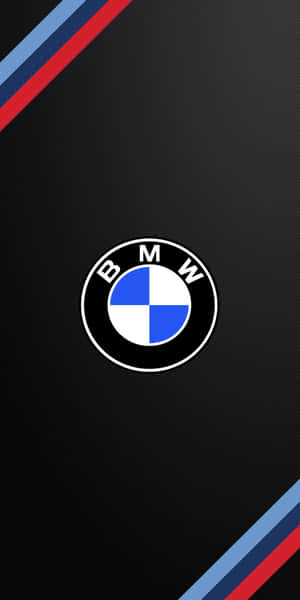 BMW 標誌在黑色碳纖維背景上，帶有賽車條紋。 — Pixel 3 壁紙