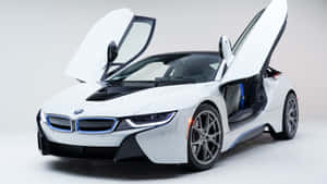 白色BMW i8在工作室環境中打開鷗翼門