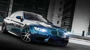 一輛藍色BMW M3跑車夜間停放在城市街道上。
