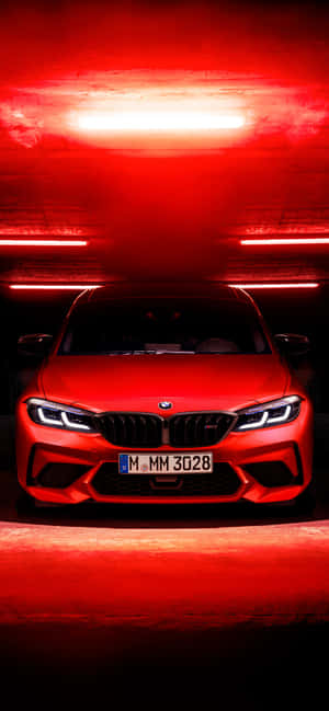 紅色BMW M3跑車在隧道中，被紅色光芒和水平光條照亮。