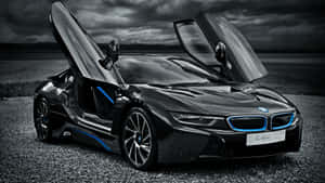 黑色BMW i8跑車，鷗翼門打開，停在碎石場上，天空風暴來臨。