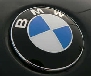黑色背景上帶有藍白四象限的BMW汽車徽章。