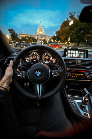 黃昏時分的BMW車內，透過擋風玻璃可見國會大廈。