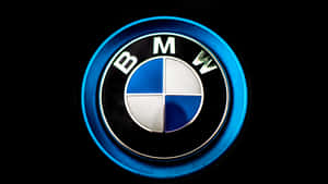 黑色背景上發光藍色BMW標誌徽章