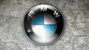 紋理混凝土牆上的BMW標誌