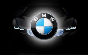 BMW汽車標誌，車頭燈在黑暗中發光。