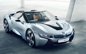 工業環境中帶有藍色點綴的銀色BMW i8 Roadster概念車。