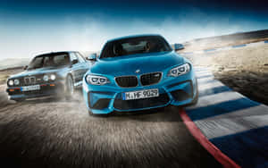 兩輛BMW跑車在日落時分的泥地賽道上競速。