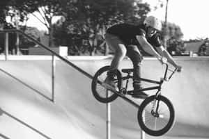 BMX車手在滑板公園凌空表演花式