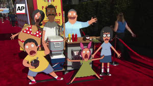 活動中紅地毯上的 Bob's Burgers 卡通角色立牌。