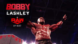 摔角手Bobby Lashley在WWE Raw直播期間於擂台上高舉雙臂。