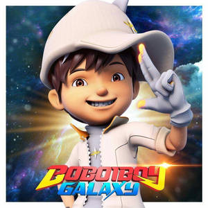 動畫男孩穿著太空衣，在繁星點點的星雲前做出和平手勢。