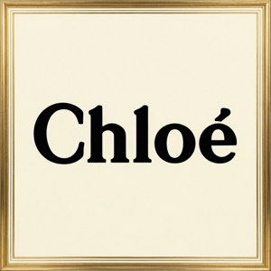 金色邊框的奶油色牆藝，以黑色襯線字體顯示 Chloé 一詞。