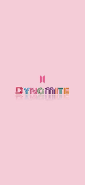 BTS Dynamite標誌，帶有彩虹漸變文字和反射效果，粉紅背景。