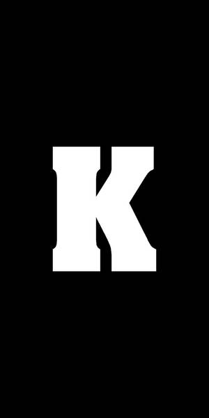 黑色背景上的粗體白色字母K。