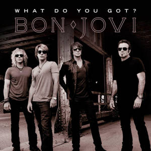 Bon Jovi 樂隊成員在金屬橋下以棕褐色調擺姿勢。