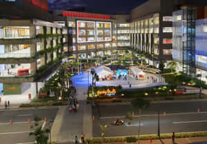 Ayala Malls 的夜景，明亮的燈光和城市廣場上的行人。 — 夜晚 壁紙