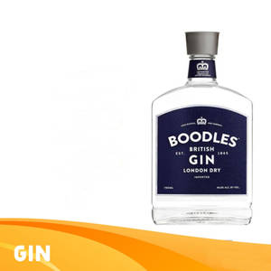 一瓶Boodles British Gin，帶有海軍藍標籤和銀色瓶蓋，白色背景上有橙色波浪。 — 鄉下地方 壁紙