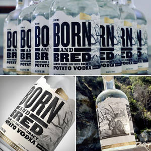 帶有山和鹿標籤的 Born and Bred 馬鈴薯伏特加酒瓶，在工作室和戶外照片中顯示。 — 拼貼 GIF 壁紙