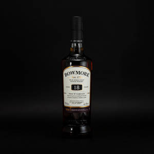 一瓶Bowmore 18年威士忌，背景為黑色。