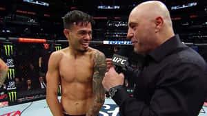 UFC拳手在八角籠內進行賽後採訪。