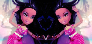 兩個鏡像的 Bratz 公仔穿著粉紅色條紋連衣裙，舉起雙手擺姿勢。