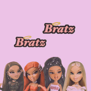 四個Bratz公仔，帶有天使光環和大膽妝容，在粉紅色背景上。