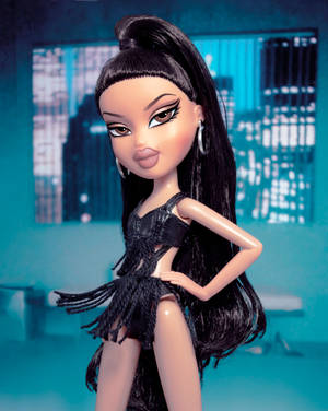 穿著黑色流蘇服裝的 Bratz 公仔在藍綠色城市夜景中擺姿勢。