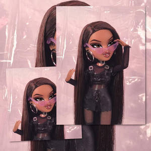 Bratz 公仔戴住粉紅色太陽眼鏡同黑色皮褸，喺粉紅色塑膠背景上。