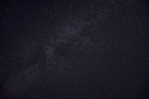 黑暗夜空中有無數星星的銀河系