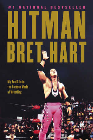 穿著粉紅色緊身褲的摔角手 Bret Hart 在摔角擂台上高舉手，身後是歡呼的人群。