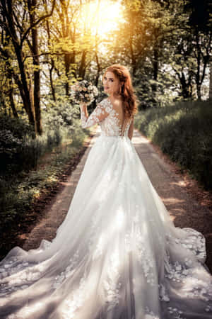 身穿白色蕾絲婚紗的新娘，手持花束，走在陽光明媚的森林中。