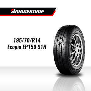 尺寸為195/70/R14的銀色合金輪圈上的Bridgestone Ecopia EP150 91H輪胎在工作室中展示。
