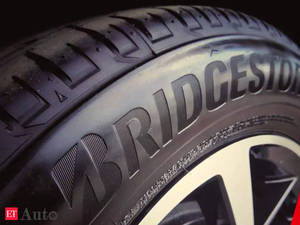 Bridgestone汽車輪胎特寫，顯示胎面和側壁細節。