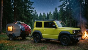 黃色 SUV 夜間停泊在森林中營火旁，旁邊有亮著燈的露營拖車。