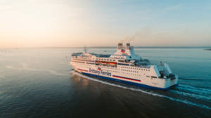 Brittany Ferries 渡輪在金色日落時分在海洋上巡航