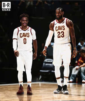 兩名身穿Cavs球衣的籃球運動員在比賽中站在球場上。