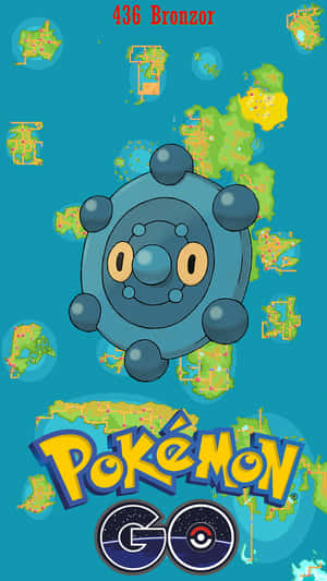 青銅鐘寶可夢居中於青綠色背景，帶有地圖碎片和 Pokémon GO 標誌。